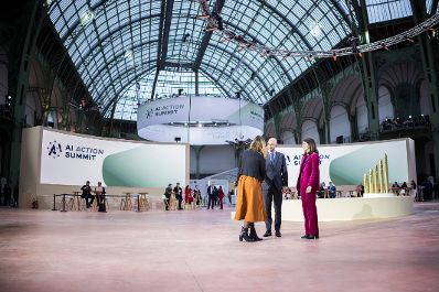 Am 11. Februar 2025 reiste Staatssekret&auml;rin Claudia Plakolm (3.v.r.) nach Paris. Im Bild beim KI-Gipfel.