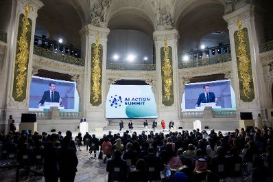 Am 11. Februar 2025 reiste Staatssekret&auml;rin Claudia Plakolm nach Paris. Im Bild beim KI-Gipfel.