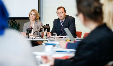 Am 14. Oktober 2014 gab Staatssekret&auml;rin Sonja Ste&szlig;l (l.) gemeinsam mit dem Leiter des Bereiches IKT-Strategie des Bundes und der Abteilung I/13 sowie Gesch&auml;ftsf&uuml;hrer der Plattform Digitales &Ouml;sterreich, Roland Ledinger (r.) eine Pressekonferenz zum Thema &quot;European Cyber Security&quot;.