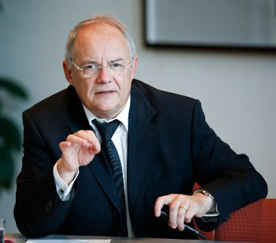 Am 14. Oktober 2014 gab Staatssekret&auml;rin Sonja Ste&szlig;l gemeinsam mit dem Leiter des Bereiches IKT-Strategie des Bundes und der Abteilung I/13 sowie Gesch&auml;ftsf&uuml;hrer der Plattform Digitales &Ouml;sterreich, Roland Ledinger eine Pressekonferenz zum Thema &quot;European Cyber Security&quot;. Im Bild Sektionschef Manfred Matzka.