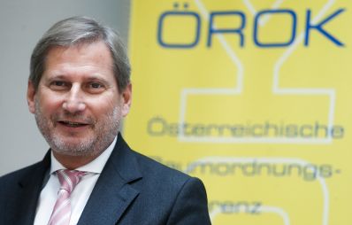 Am 20. Oktober 2014 nahm Staatssekret&auml;rin Sonja Ste&szlig;l die Partnerschaftsvereinbarung STRAT.AT 2020 von EU-Kommissar Johannes Hahn (im Bild) entgegen.