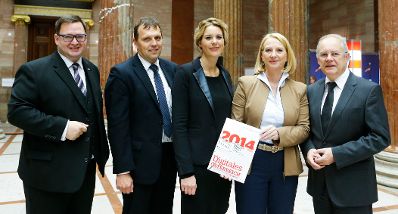 Am 22. Oktober 2014 hielt Staatssekret&auml;rin Sonja Ste&szlig;l die Begr&uuml;&szlig;ungsworte bei der Informationsveranstaltung &bdquo;Digitales &Ouml;sterreich im Parlament&ldquo;. Im Bild (v.l.n.r.) mit dem Sprecher der Plattform Digitales &Ouml;sterreich im Bundeskanzleramt, Christian Rupp, dem Gesch&auml;ftsf&uuml;hrer der Plattform Digitales &Ouml;sterreich, Roland Ledinger, Staatssekret&auml;rin Sonja Ste&szlig;l, Nationalratspr&auml;sidentin Doris Bures und Sektionschef Manfred Matzka.