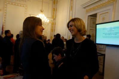 Am 26. Oktober 2014 empfing Staatssekret&auml;rin Sonja Ste&szlig;l im Rahmen des Nationalfeiertages Besucherinnen und Besucher im Bundeskanzleramt.
