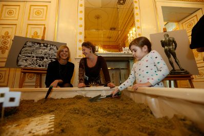 Am 26. Oktober 2014 empfing Staatssekret&auml;rin Sonja Ste&szlig;l im Rahmen des Nationalfeiertages Besucherinnen und Besucher im Bundeskanzleramt.