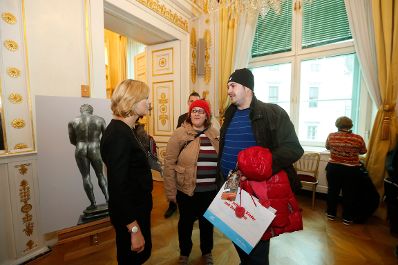 Am 26. Oktober 2014 empfing Staatssekret&auml;rin Sonja Ste&szlig;l im Rahmen des Nationalfeiertages Besucherinnen und Besucher im Bundeskanzleramt.