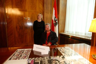 Am 26. Oktober 2014 empfing Staatssekret&auml;rin Sonja Ste&szlig;l im Rahmen des Nationalfeiertages Besucherinnen und Besucher im Bundeskanzleramt.
