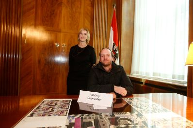 Am 26. Oktober 2014 empfing Staatssekret&auml;rin Sonja Ste&szlig;l im Rahmen des Nationalfeiertages Besucherinnen und Besucher im Bundeskanzleramt.