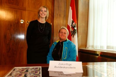 Am 26. Oktober 2014 empfing Staatssekret&auml;rin Sonja Ste&szlig;l im Rahmen des Nationalfeiertages Besucherinnen und Besucher im Bundeskanzleramt.