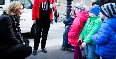 Am 31. Oktober 2014 besuchte Staatssekret&auml;rin Sonja Ste&szlig;l (l.) anl&auml;sslich des Weltspartages die Bank BAWAG/PSK und die Bank Austria.