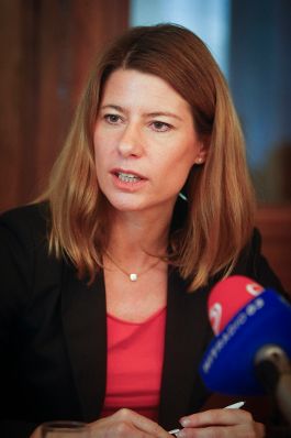 Am 12. November 2014 gab Staatssekret&auml;rin Sonja Ste&szlig;l eine Pressekonferenz zu den Ergebnissen der &bdquo;Cyber &Uuml;bung CE.AT 2014&ldquo;. Im Bild Generalsekret&auml;rin &Ouml;sterreichs Engergie, Barbara Schmidt.