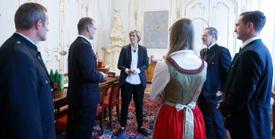 Am 13. November 2014 &uuml;berreichte anl&auml;sslich des &bdquo;Tag des Apfels&ldquo; eine Delegation des Bundes-Obstbauernverbandes einen Apfelkorb an Staatssekret&auml;rin Sonja Ste&szlig;l (m.).