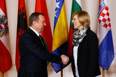Am 24. November 2014 begr&uuml;&szlig;te Staatssekret&auml;rin Sonja Ste&szlig;l (r.) die Delegationsleiter der Mitgliedstaaten der Zentraleurop&auml;ischen Initiative (ZEI) im Bundeskanzleramt. Im Bild mit dem Au&szlig;enminister der Republik Belarus Vladimir Makei (l.).
