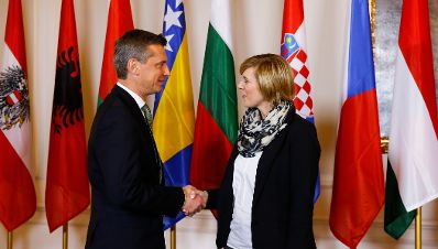 Am 24. November 2014 begr&uuml;&szlig;te Staatssekret&auml;rin Sonja Ste&szlig;l (r.) die Delegationsleiter der Mitgliedstaaten der Zentraleurop&auml;ischen Initiative (ZEI) im Bundeskanzleramt. Im Bild mit dem Exekutivsekret&auml;r der Internationalen Anti-Korruptionsakademie (IACA) Martin Kreutner (l.).