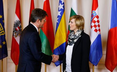 Am 24. November 2014 begr&uuml;&szlig;te Staatssekret&auml;rin Sonja Ste&szlig;l (r.) die Delegationsleiter der Mitgliedstaaten der Zentraleurop&auml;ischen Initiative (ZEI) im Bundeskanzleramt. Im Bild mit dem Botschafter der Republik Polen Artur Lorkowski (l.).