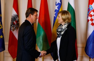Am 24. November 2014 begr&uuml;&szlig;te Staatssekret&auml;rin Sonja Ste&szlig;l (r.) die Delegationsleiter der Mitgliedstaaten der Zentraleurop&auml;ischen Initiative (ZEI) im Bundeskanzleramt. Im Bild mit dem Premierminister der Republik Slowenien Miro Cerar (l.).