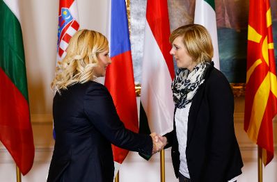 Am 24. November 2014 begr&uuml;&szlig;te Staatssekret&auml;rin Sonja Ste&szlig;l (r.) die Delegationsleiter der Mitgliedstaaten der Zentraleurop&auml;ischen Initiative (ZEI) im Bundeskanzleramt. Im Bild mit der Vize-Premierministerin der Republik Serbien Zorana Mihajlović (l.).