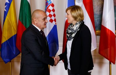 Am 24. November 2014 begr&uuml;&szlig;te Staatssekret&auml;rin Sonja Ste&szlig;l (r.) die Delegationsleiter der Mitgliedstaaten der Zentraleurop&auml;ischen Initiative (ZEI) im Bundeskanzleramt. Im Bild mit dem Vorsitzenden des Ministerrates von Bosnien und Herzegowina Vjekoslav Bevanda (l.).