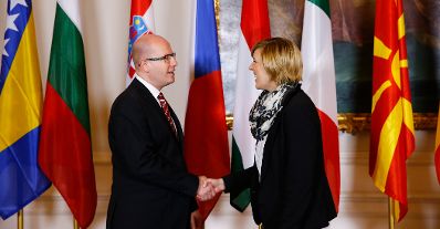 Am 24. November 2014 begr&uuml;&szlig;te Staatssekret&auml;rin Sonja Ste&szlig;l (r.) die Delegationsleiter der Mitgliedstaaten der Zentraleurop&auml;ischen Initiative (ZEI) im Bundeskanzleramt. Im Bild mit dem Premierminister der Tschechischen Republik Bohuslav Sobotka (l.).