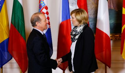 Am 24. November 2014 begr&uuml;&szlig;te Staatssekret&auml;rin Sonja Ste&szlig;l (r.) die Delegationsleiter der Mitgliedstaaten der Zentraleurop&auml;ischen Initiative (ZEI) im Bundeskanzleramt. Im Bild mit dem Gerneralsekret&auml;r der Adriatisch-Ionischen Initiative (AII) Fabio Pigliapoco (l.).