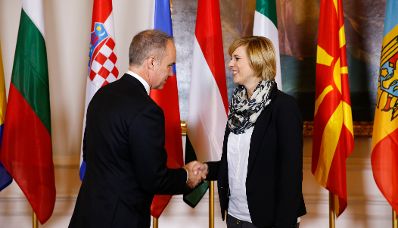 Am 24. November 2014 begr&uuml;&szlig;te Staatssekret&auml;rin Sonja Ste&szlig;l (r.) die Delegationsleiter der Mitgliedstaaten der Zentraleurop&auml;ischen Initiative (ZEI) im Bundeskanzleramt. Im Bild mit dem Generaldirektor des Ostseerates (CBSS) Jan Lundin (l.).