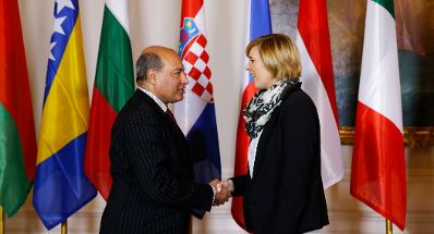 Am 24. November 2014 begr&uuml;&szlig;te Staatssekret&auml;rin Sonja Ste&szlig;l (r.) die Delegationsleiter der Mitgliedstaaten der Zentraleurop&auml;ischen Initiative (ZEI) im Bundeskanzleramt. Im Bild mit dem Pr&auml;sidenten der Europ&auml;ischen Bank f&uuml;r Wiederaufbau und Entwicklung (EBRD) Suma Chakrabarti (l.).