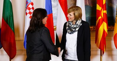 Am 24. November 2014 begr&uuml;&szlig;te Staatssekret&auml;rin Sonja Ste&szlig;l (r.) die Delegationsleiter der Mitgliedstaaten der Zentraleurop&auml;ischen Initiative (ZEI) im Bundeskanzleramt. Im Bild mit der Botschafterin von Rum&auml;nien Silvia Davidoiu (l.).