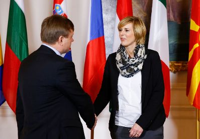 Am 24. November 2014 begr&uuml;&szlig;te Staatssekret&auml;rin Sonja Ste&szlig;l (r.) die Delegationsleiter der Mitgliedstaaten der Zentraleurop&auml;ischen Initiative (ZEI) im Bundeskanzleramt. Im Bild mit dem Vize-Au&szlig;enminister der Republik Moldau Valeriu Chiveri (l.).