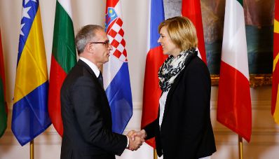 Am 24. November 2014 begr&uuml;&szlig;te Staatssekret&auml;rin Sonja Ste&szlig;l (r.) die Delegationsleiter der Mitgliedstaaten der Zentraleurop&auml;ischen Initiative (ZEI) im Bundeskanzleramt. Im Bild mit dem Generalsekret&auml;r des Rates f&uuml;r Regionale Zusammenarbeit (RCC) Goran Svilanović (l.).