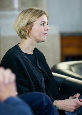 Am 29. J&auml;nner 2015 fand eine Podiumsdiskussion zu dem Thema ''Chancen der Handysignatur in der Wirtschaft, Klarnamendebatte im Web, Digital Natives" statt. Im Bild Staatssekret&auml;rin Sonja Ste&szlig;l.