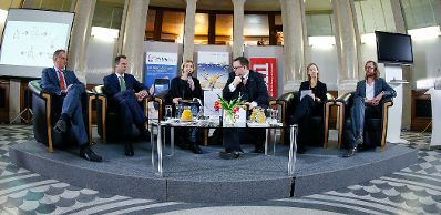 Am 29. J&auml;nner 2015 fand eine Podiumsdiskussion zu dem Thema ''Chancen der Handysignatur in der Wirtschaft, Klarnamendebatte im Web, Digital Natives" statt. Im Bild ( v.l.n.r ) Christian Hrdliczka, Manager bei Remax Austria, Florian W&ouml;hrle, CIO der MobileSign, Staatssekret&auml;rin Sonja Ste&szlig;l, Christian Rupp, Sprecher der Plattform Digitales &Ouml;sterreich, Sarah Spiekermann, Universit&auml;tsprofessorin an der Wirtschaftsuniversit&auml;t Wien, Sebastian Hofer, Mitarbeiter der Zeitschrift Profil.