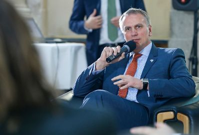 Am 29. J&auml;nner 2015 fand eine Podiumsdiskussion zu dem Thema ''Chancen der Handysignatur in der Wirtschaft, Klarnamendebatte im Web, Digital Natives" statt. Im Bild Christian Hrdliczka, Manager bei Remax Austria.