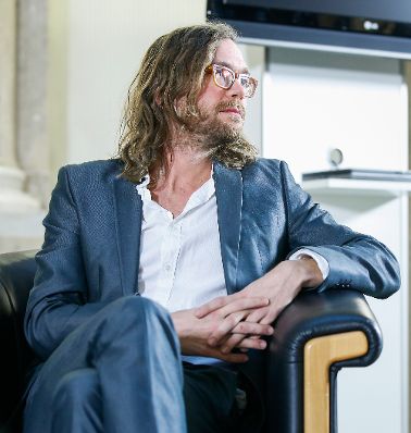 Am 29. J&auml;nner 2015 fand eine Podiumsdiskussion zu dem Thema ''Chancen der Handysignatur in der Wirtschaft, Klarnamendebatte im Web, Digital Natives" statt. Im Bild Sebastian Hofer, Mitarbeiter der Zeitschrift Profil.