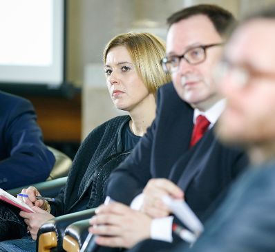 Am 29. J&auml;nner 2015 fand eine Podiumsdiskussion zu dem Thema ''Chancen der Handysignatur in der Wirtschaft, Klarnamendebatte im Web, Digital Natives" statt. Im Bild Staatssekret&auml;rin Sonja Ste&szlig;l (l.) und Christian Rupp (r.), Sprecher der Plattform Digitales &Ouml;sterreich.