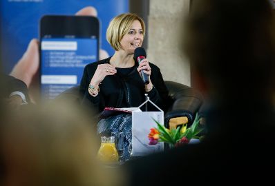 Am 29. J&auml;nner 2015 fand eine Podiumsdiskussion zu dem Thema ''Chancen der Handysignatur in der Wirtschaft, Klarnamendebatte im Web, Digital Natives" statt. Im Bild Staatssekr&auml;terin Sonja Ste&szlig;l.