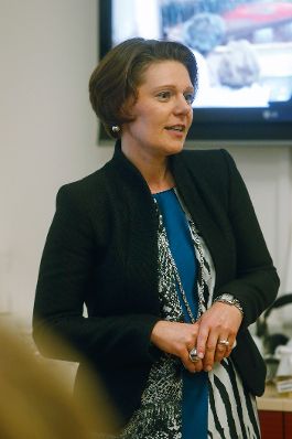 Am 11. Februar 2015 empfing Staatssekret&auml;rin Sonja Ste&szlig;l eine Gruppe von Seniorinnen und Senioren zu einem Gespr&auml;ch im Servicezentrum des Bundeskanzleramts. Im Bild eine Mitarbeiterin des Servicezentrums.