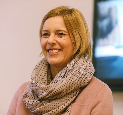 Am 11. Februar 2015 empfing Staatssekret&auml;rin Sonja Ste&szlig;l (im Bild) eine Gruppe von Seniorinnen und Senioren zu einem Gespr&auml;ch im Servicezentrum des Bundeskanzleramts.