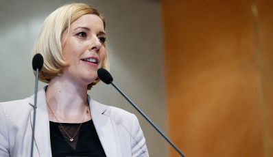 Am 15. Juni 2015 er&ouml;ffnete Staatssekret&auml;rin Sonja Ste&szlig;l (im Bild) die 43. Volkswirtschaftliche Tagung der &Ouml;sterreichischen Nationalbank.