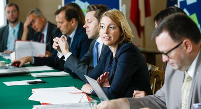 Am 18. Juni 2015 lud Staatssekret&auml;rin Sonja Ste&szlig;l gemeinsam mit Staatssekret&auml;r Harald Mahrer Vertreter und Vertreterinnen der Bundesministerien zur 1. Arbeitssitzung der Koordinierung einer Digitalen Roadmap der Bundesregierung ein.