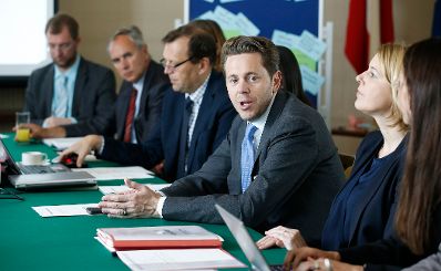 Am 18. Juni 2015 lud Staatssekret&auml;rin Sonja Ste&szlig;l gemeinsam mit Staatssekret&auml;r Harald Mahrer Vertreter und Vertreterinnen der Bundesministerien zur 1. Arbeitssitzung der Koordinierung einer Digitalen Roadmap der Bundesregierung ein.