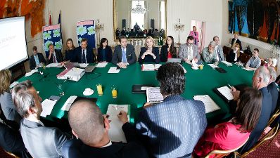 Am 18. Juni 2015 lud Staatssekret&auml;rin Sonja Ste&szlig;l gemeinsam mit Staatssekret&auml;r Harald Mahrer Vertreter und Vertreterinnen der Bundesministerien zur 1. Arbeitssitzung der Koordinierung einer Digitalen Roadmap der Bundesregierung ein.