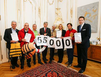 Am 23. Juni 2015 wurde eine Petition von der Caritas an Staatssekret&auml;rin Sonja Ste&szlig;l und Staatssekret&auml;r Harald Mahrer &uuml;bergeben.