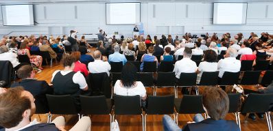 Am 3. Juli 2015 hielt Staatssekret&auml;rin Sonja Ste&szlig;l eine Festansprache f&uuml;r die Absolventinnen und Absolventen der Studieng&auml;nge Public Management an der Fachhochschule Campus Wien.