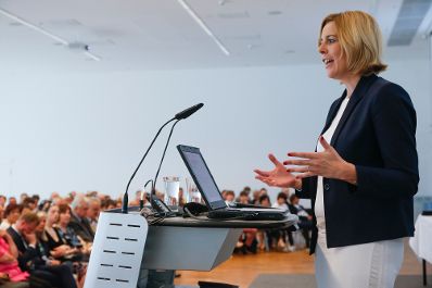 Am 3. Juli 2015 hielt Staatssekret&auml;rin Sonja Ste&szlig;l (im Bild) eine Festansprache f&uuml;r die Absolventinnen und Absolventen der Studieng&auml;nge Public Management an der Fachhochschule Campus Wien.