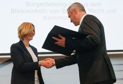 Am 3. Juli 2015 hielt Staatssekret&auml;rin Sonja Ste&szlig;l (l.) eine Festansprache f&uuml;r die Absolventinnen und Absolventen der Studieng&auml;nge Public Management an der Fachhochschule Campus Wien.