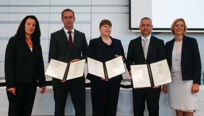 Am 3. Juli 2015 hielt Staatssekret&auml;rin Sonja Ste&szlig;l (r.) eine Festansprache f&uuml;r die Absolventinnen und Absolventen der Studieng&auml;nge Public Management an der Fachhochschule Campus Wien.