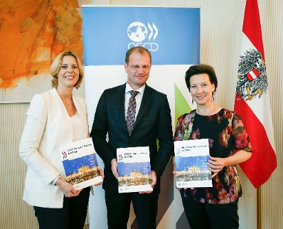 Am 14. Juli 2015 wurde der &quot;OECD L&auml;nderbericht &Ouml;sterreich 2015&quot; im Bundeskanzleramt pr&auml;sentiert. Im Bild (v.l.n.r.) Staatssekret&auml;rin Sonja Ste&szlig;l, der stellvertretende Generalsekret&auml;r der OECD Stefan Kapferer und Bundesministerin Gabriele Heinisch-Hosek.