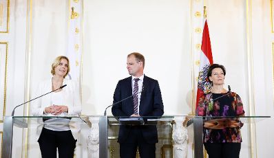 Am 14. Juli 2015 wurde der &quot;OECD L&auml;nderbericht &Ouml;sterreich 2015&quot; im Bundeskanzleramt pr&auml;sentiert. Im Bild (v.l.n.r.) Staatssekret&auml;rin Sonja Ste&szlig;l, der stellvertretende Generalsekret&auml;r der OECD Stefan Kapferer und Bundesministerin Gabriele Heinisch-Hosek bei der Pressekonferenz.