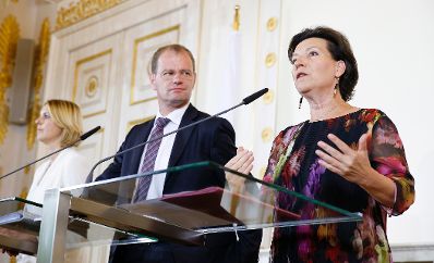 Am 14. Juli 2015 wurde der &quot;OECD L&auml;nderbericht &Ouml;sterreich 2015&quot; im Bundeskanzleramt pr&auml;sentiert. Im Bild (v.l.n.r.) Staatssekret&auml;rin Sonja Ste&szlig;l, der stellvertretende Generalsekret&auml;r der OECD Stefan Kapferer und Bundesministerin Gabriele Heinisch-Hosek bei der Pressekonferenz.