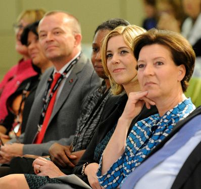 Am 14. September 2015 nahm Staatssekret&auml;rin Sonja Ste&szlig;l an der IndustriALL Global Union Weltfrauenkonferenz teil. Im Bild (l.) mit der Bundesministerin f&uuml;r Frauen und Bildung Gabriele Heinisch-Hosek (r.).