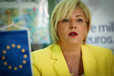 Am 21. September 2015 empfing Staatssekret&auml;rin Sonja Ste&szlig;l die EU-Kommissarin f&uuml;r Regionalpolitik, Corina Crețu (im Bild) anl&auml;sslich des heurigen European Cooperation Day und des 25-j&auml;hrigen Jubil&auml;ums der grenz&uuml;berschreitenden INTERREG-Initiative zu einem Pressegespr&auml;ch in Nussdorf.